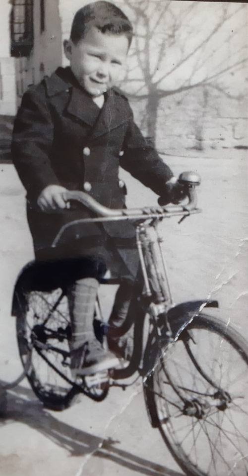 Frank en bicicleta a los 5 años